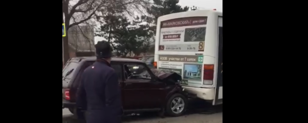  Пьяный водитель “Нивы” врезался в автобус в Ростовской области.